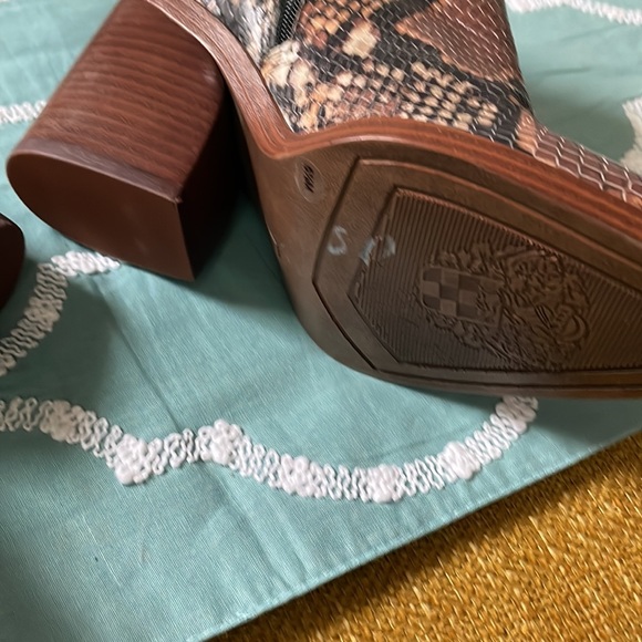 Vince Camuto Boots size 5 1/2 - Picture 8 of 12